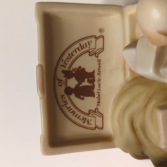 NIB Porcelain "Girl with toy chest" #527300 - Picture 4 of 8